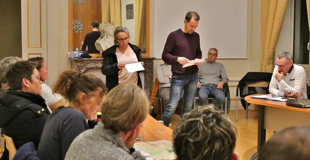 photo  des riverains ont lu un texte sur la circulation des camions en centre-ville, également distribué aux élus, lors du conseil municipal du jeudi 24 novembre, à noyen-sur-sarthe.  &copy;  ouest-france 