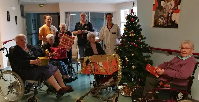 photo  à la rimblière, des résidentes et des bénévoles, autour des animatrices fabienne leroy (debout à gauche) et vanessa mailhes (debout à droite ), décorent un des sapins.  &copy;  ouest-france 