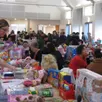 photo  les tables regorgeaient de jouets et de livres d’occasion. 