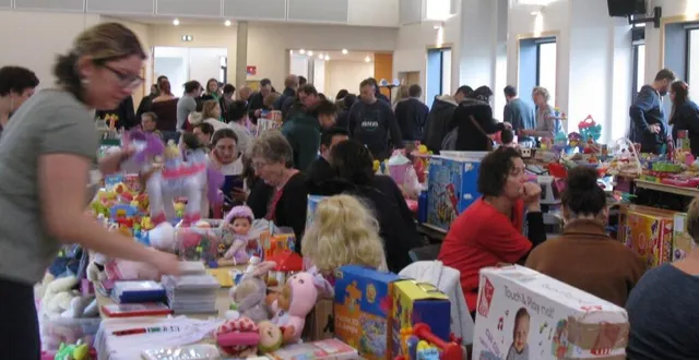 photo  les tables regorgeaient de jouets et de livres d’occasion.  &copy;  ouest-france 