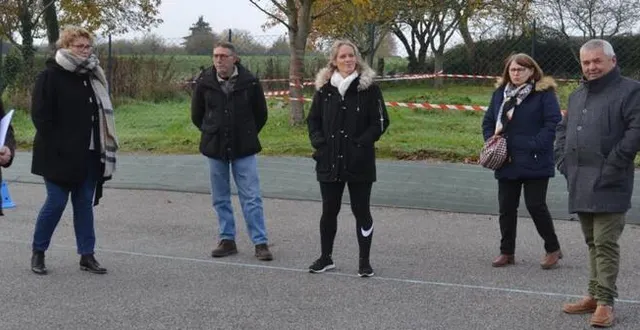 photo  patrick gosnet (à gauche), des élus et la directrice de l’école viventienne (3e depuis la droite).  &copy;  ouest-france 