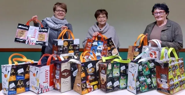 photo  des sacs-cabas en paquets de café proposés à la vente et confectionnés, entre autres, par maryse, monique et maryvonne.  &copy;  le maine libre 