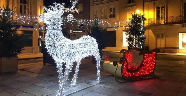 photo  le village du père noël fait son retour sur la place henri-iv, à la flèche, pour les fêtes de fin d’année 2022.  &copy;  archives ouest-france 