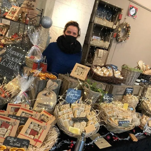 photo le marché de noël d’anim’en flèch comptera une cinquantaine de stands. ici, celui de la savonnerie des vertus, en décembre 2021.  ©  archives ouest-france