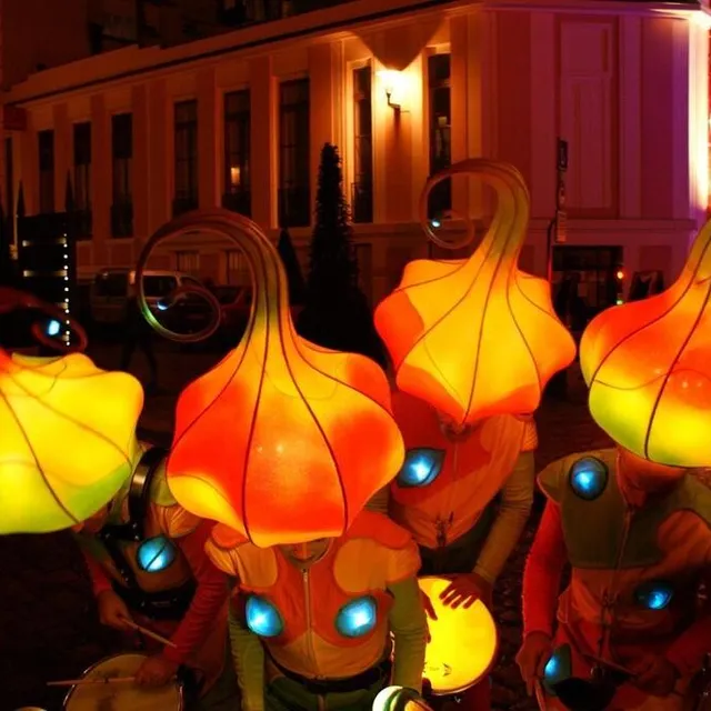photo quatre lutins musiciens de la fanfare lumineuse arco iris déambuleront dans le centre-ville, samedi 10 décembre.  ©  archives ouest-france