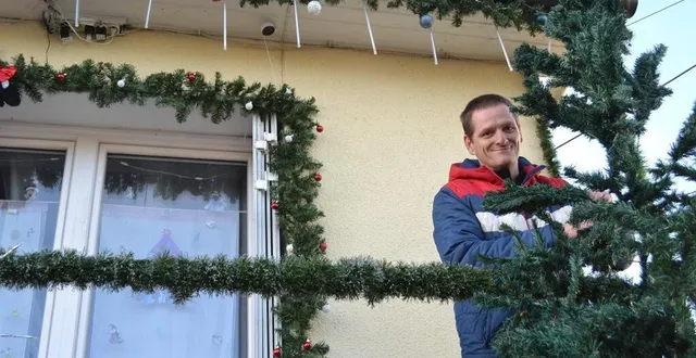 photo  malgré l’appel à la sobriété énergétique, yohann soyer veut que la féerie de noël reste intacte.  &copy;  le maine libre 