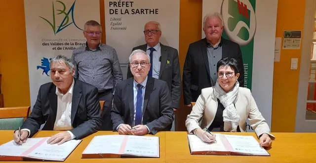 photo  au premier plan, à gauche, michel leroy, président des vallées de la braye et de l’anille ; olivier compain, sous-préfet de mamers ; françoise lelong, conseillère départementale. à l’arrière-plan, marc mercier, maire de saint-calais, jacques lacoche, maire de bessé-sur-braye, et dominique flament, maire de vibraye, lors de la signature de l’opération de revitalisation du territoire (ort).  &copy;  ouest-france 