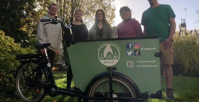 photo  alexis gits, à gauche, un des deux fondateurs de qnscnt, avec les deux services civiques de l’association, et deux personnels de l’office de tourisme de la ferté-bernard – en perche emeraude.  &copy;  le maine libre 