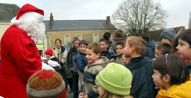 photo  à juigné-sur-sarthe, comme dans beaucoup de marchés de noël organisés dans le pays sabolien, le père noël fera son apparition.  &copy;  archives ouest-france 