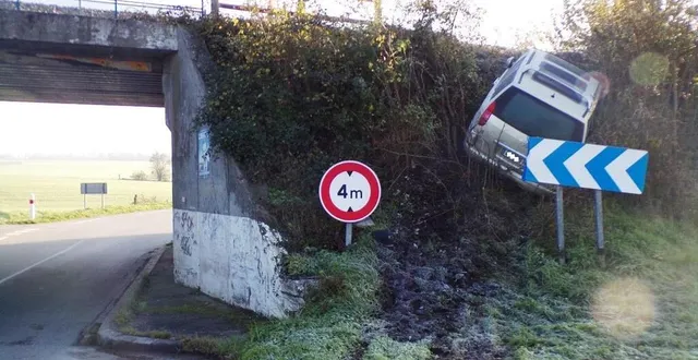 photo  accident spectaculaire, mercredi 30 novembre 2022 sur la rd958 entre mortrée et sées (orne).  &copy;  ouest-france 