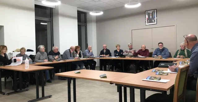 photo  le conseil municipal a eu lieu dans une salle toute neuve, mardi 29 novembre 2022. le vidéoprojecteur sans fil a été testé avec succès.  &copy;  ouest-france 