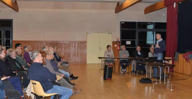 photo  une soixantaine de personnes était présente, en particulier des habitants de lieux-dits.  &copy;  le maine libre 