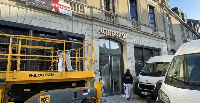 photo  les travaux se poursuivent place du palais, avant l’ouverture du pub au bureau jeudi 15 décembre.  &copy;  ouest-france 