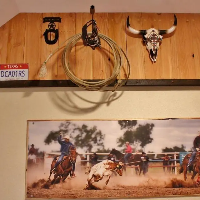 photo les accessoires qui décorent les chambres sont pour la plupart authentiques, issus des voyages et des expériences de jean lemoro.  ©  ouest-france