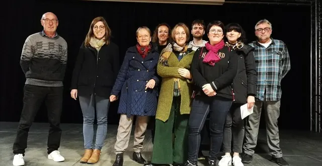 photo  le groupe de l’atelier théâtre de la damignienne comédie, entre patrick bardin, à gauche, et christophe decker, à droite.  &copy;  ouest-france 