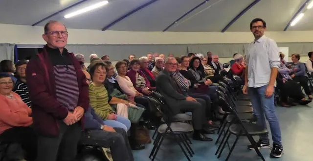 photo  de gauche à droite, debout parmi les sociétaires, yves riou, ancien président et laurent chrétien, actuel président.  &copy;  le maine libre 
