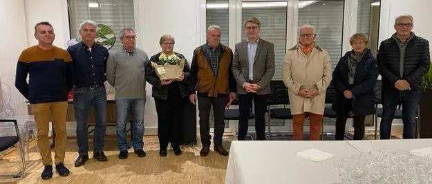 photo  philippe goupil (au centre) avec son épouse et les cinq maires qui ont été en activité durant sa carrière, et michel henry, adjoint à l’urbanisme (3e à gauche).  &copy;  ouest-france 