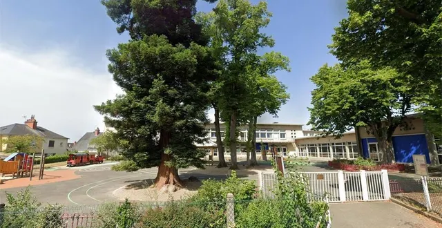 photo  l'école maternelle cité des pins, au sud du mans (sarthe), portera le nom d'une célèbre aviatrice et résistante française : adrienne bolland.  &copy;  google maps 2022/capture d'écran 