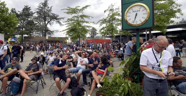 photo  les spectateurs profitent du village des 24 heures du mans, ici lors de l’édition 2018. pour le centenaire de la course en 2023, le village va s’agrandir, empiétant sur ce qui sont d’ordinaire des parkings réservés.  &copy;  archives ouest-france 