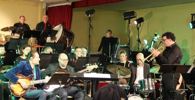 photo  l’ensemble musical crescendo, ici lors d’un concert au printemps avec le groupe joh4tet, à auvers-le-hamon.  &copy;  denis freslon 