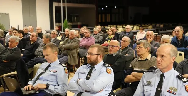 photo  les responsables de la gendarmerie de l’orne et une cinquantaine d’élus ont assisté à la réunion, jeudi à argentan.  &copy;  ouest-france 