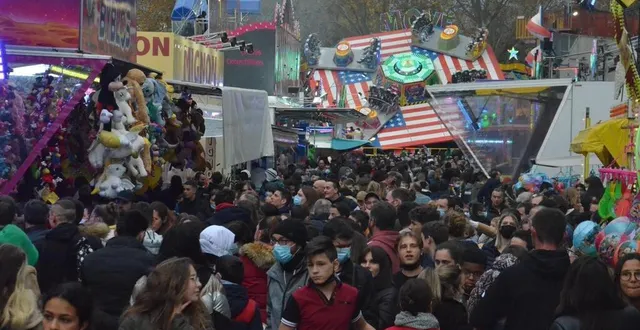 photo  du samedi 5 au dimanche 27 novembre, à angers, la foire saint-martin, installée place la-rochefoucauld, a accueilli près de 450 000 personnes.  &copy;  archives ouest-france 