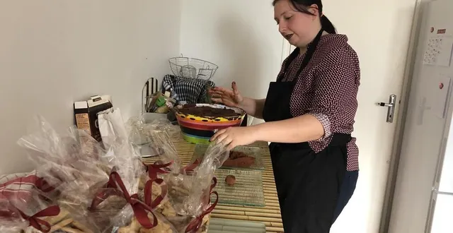 photo  c’est la semaine du rush pour justine fialdini qui s’affaire sur la fabrication de truffes pour le marché de l’avent 2022 de sablé-sur-sarthe.  &copy;  ouest-france 