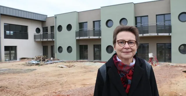 photo  isabelle arenillas, directrice du cottage d’argentan, devant l’un des bâtiments en construction du pôle les roches.  &copy;  ouest-france 
