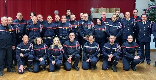 photo  dans le cadre de l’unité territoriale teloché – saint-mars-d’outillé, les pompiers des deux centres de secours ont fêté ensemble la sainte-barbe.  &copy;  pompiers 