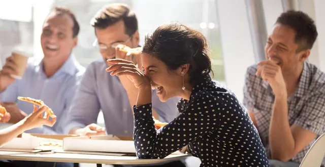 photo  les entreprises qui ont ouvert grand la porte au sens de l’humour améliorent le bien-être de leurs salariés au travail.  &copy;  getty images / istockphoto 