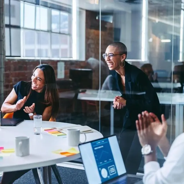 photo dans des entreprises où l’humour a été intronisé comme un carburant essentiel à la bonne marche des équipes, cela générerait une augmentation de la productivité.  ©  getty images/istockphoto