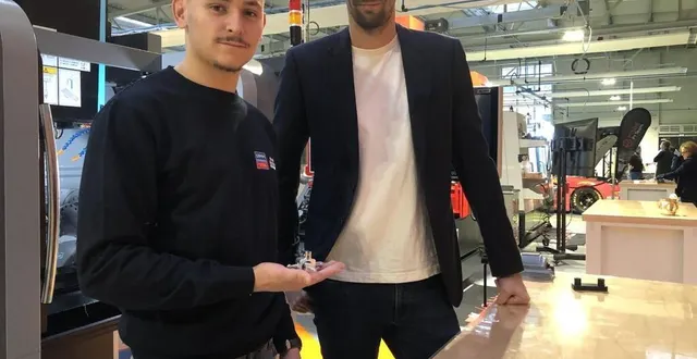 photo  angers, samedi 3 décembre 2022. yanis guechaichia, médaille d’or régionale en usinage, a été félicité par camille lacourt, quintuple champion du monde et d’europe de natation.  &copy;  co 