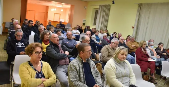 photo  une assistance nombreuse à cette première réunion publique.  &copy;  le maine libre 