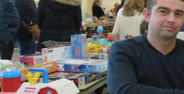 photo  nicolas et ombline, de trangé, sont très satisfaits de leur journée de bourse aux jouets.  &copy;  le maine libre 