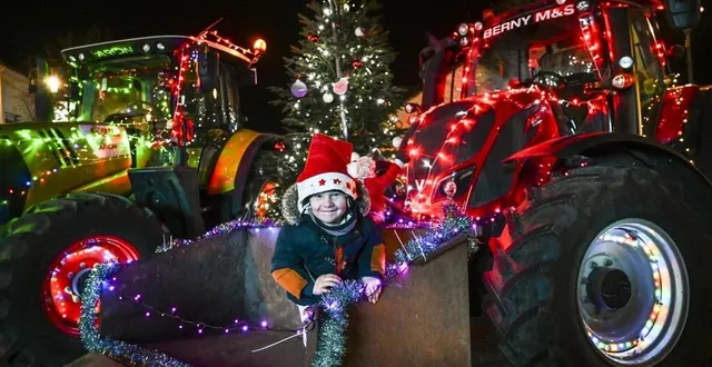 photo  petite répétition dans le centre de spay pour deux des tracteurs qui composeront le cortège festif sur les marchés de noël.  &copy;  le maine libre-denis lambert 