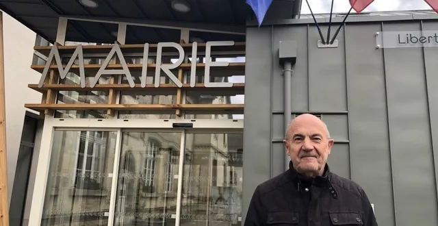 photo  le maire est ravi de ces nouveaux travaux de rénovation, qui permettront une baisse de 75 % des dépenses énergétiques de la mairie.  &copy;  ouest-france 