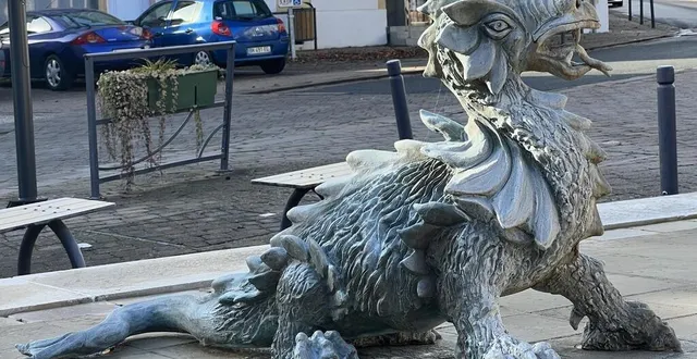 photo  depuis le début des années 2000, la statue conçue par philippe ménard, orne la place de l’église saint-pierre de tuffé.  &copy;  yanne boloh 