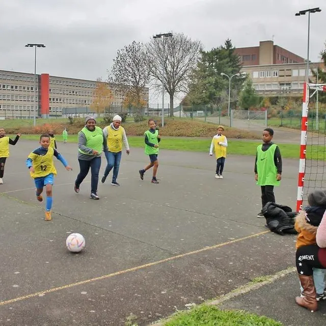 photo l’association l’île aux parfums organisait des parties de foot pour les petits et les grandes sur le plateau sportif du lycée raphaël-élizé pour le téléthon.  ©  ouest-france