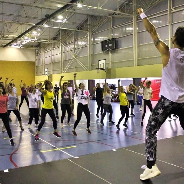photo la séance de zumba avec le coach sabolien guillaume foucher a réuni une cinquantaine de personnes au gymnase du lycée raphaël-élizé, en fin de journée.  ©  ouest-france
