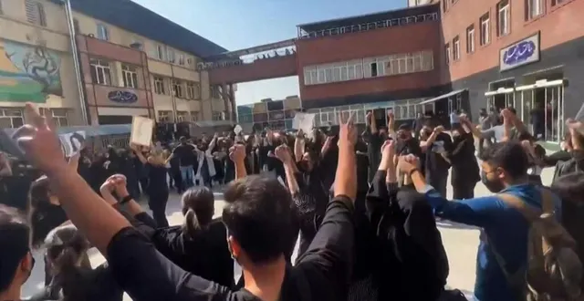 photo  des étudiants manifestent à téhéran, le 15 octobre 2022, après la mort de mahsa amini.  &copy;  afp 