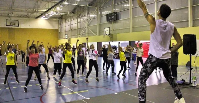 photo  dans le cadre du téléthon, une séance de zumba avec le coach sabolien guillaume foucher a réuni une cinquantaine de personnes au gymnase du lycée raphaël-élizé, samedi 3 décembre 2022, en fin de journée.  &copy;  ouest-france 