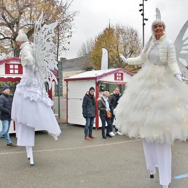 photo deux elfes d’un blanc éclatant et montés sur échasses ont déambulé, dimanche après-midi, sur le marché des exposants, place de la république. une animation assurée par la compagnie bretonne y a un trou dans l’mur.  ©  ouest-france