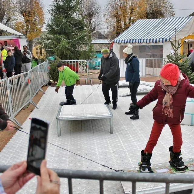 photo les initiations au snowboard sur la piste synthétique installée place dom-guéranger, samedi et dimanche, ont plu.  ©  ouest-france