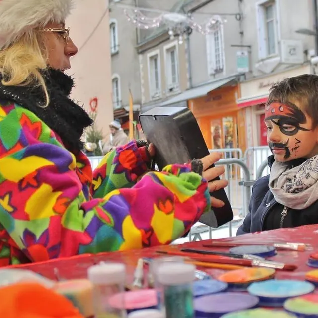 photo lucas, 6 ans, s’admire grimé en pirate sur l’atelier maquillage proposé place dom-guéranger, samedi et dimanche.  ©  ouest-france