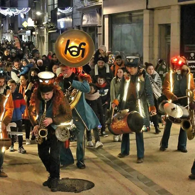 photo la fanfare kafi, de loire-atlantique, a mis l’ambiance lors du défilé aux lampions, vendredi soir, pour le coup d’envoi des illuminations.  ©  ouest-france