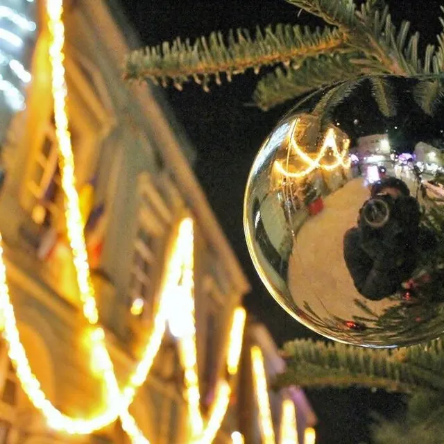 photo les guirlandes lumineuses de l’hôtel de ville ont été allumées vendredi, à 18 h, avec le coup d’envoi des illuminations.  ©  ouest-france