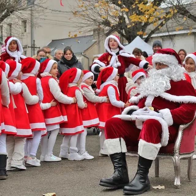 photo les 6-7 ans de l’association sablé danse mania, accompagné par les danseuses de la compagnie sabolienne ankaa, ont accompagné l’arrivée du père noël par une poétique parade, samedi après-midi, place de la république.  ©  ouest-france