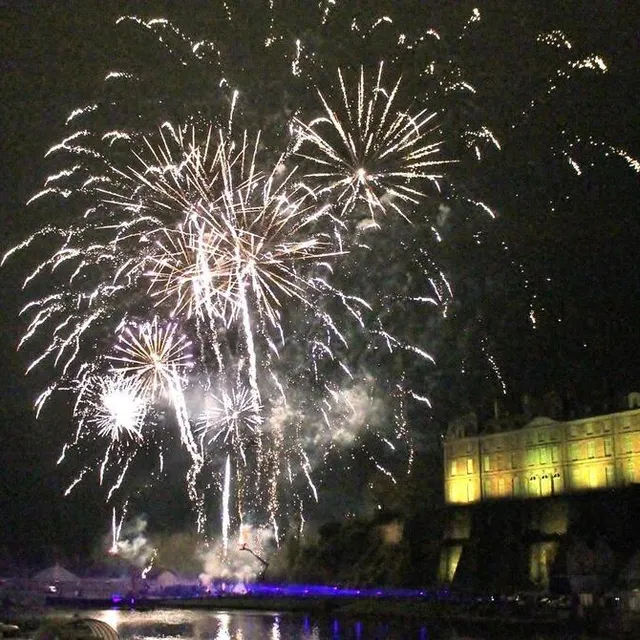 photo un spectacle pyrotechnique a été projeté dans le ciel du château, samedi soir.  ©  ouest-france