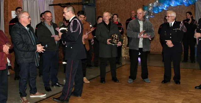photo  les pompiers retraités reçoivent la fourragère.  &copy;  le maine libre 