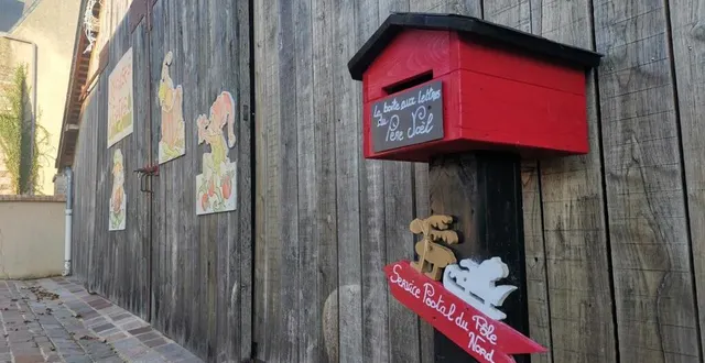 photo  depuis jeudi, le personnel communal s’active à l’installation des illuminations de noël. le grand sapin trône au centre de la place. la boîte aux lettres du père noël est en place à la grange, et le courrier sera relevé le 17 décembre dans la nuit. tous les enfants recevront une réponse, assure la municipalité. le marché de noël est attendu le samedi 17 décembre.  &copy;  ouest-france 